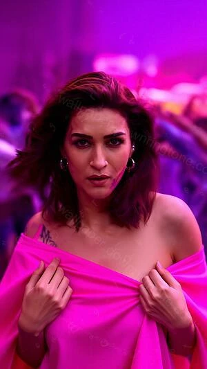 Do Patti: Thaaein Thaaein Kriti Sanon wallpaper