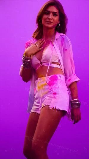 Do Patti: Thaaein Thaaein Kriti Sanon wallpaper