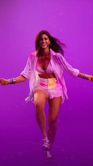 Do Patti: Thaaein Thaaein Kriti Sanon wallpaper